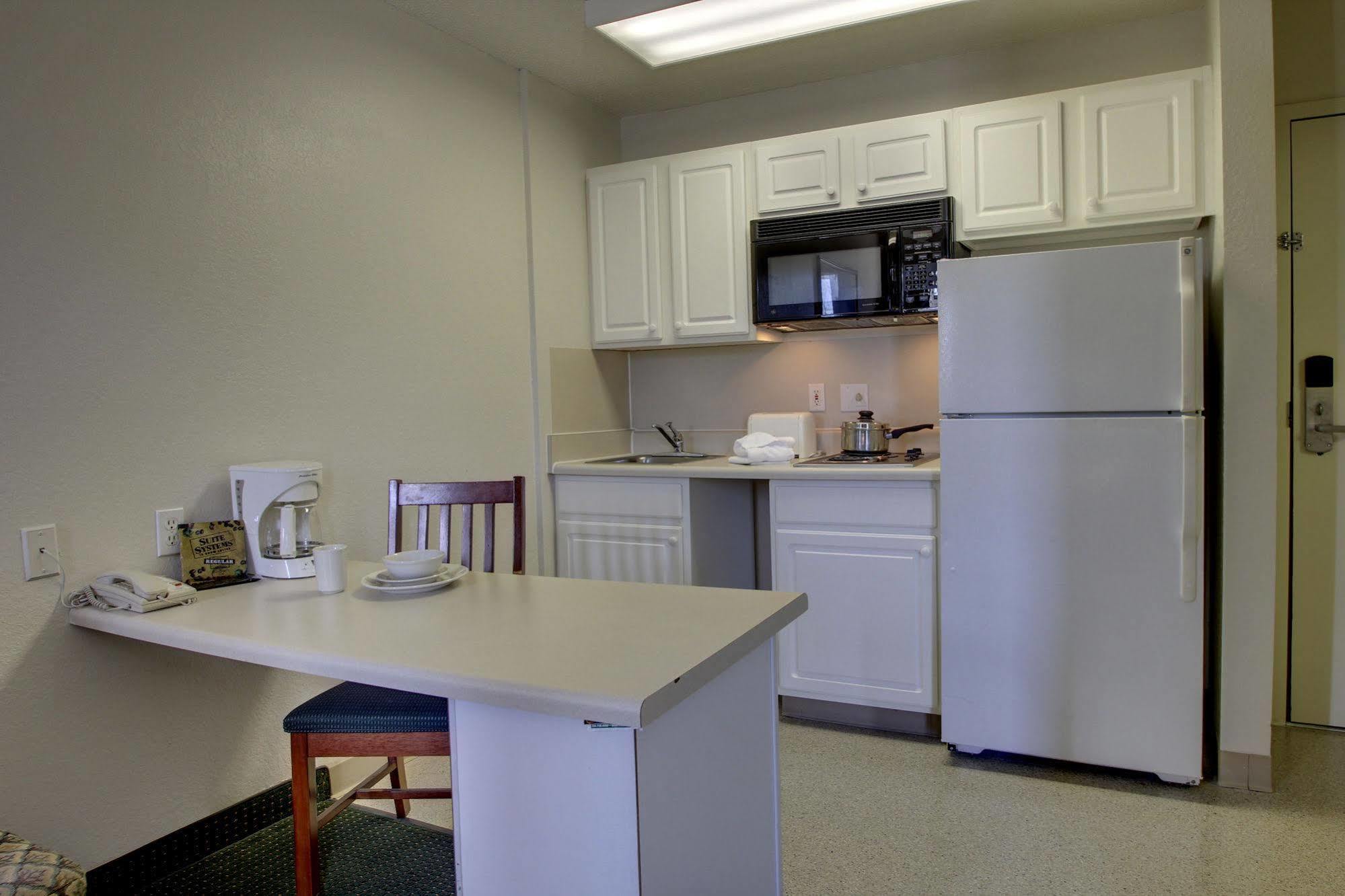 Intown Suites Extended Stay Greensboro Nc - Airport Екстериор снимка