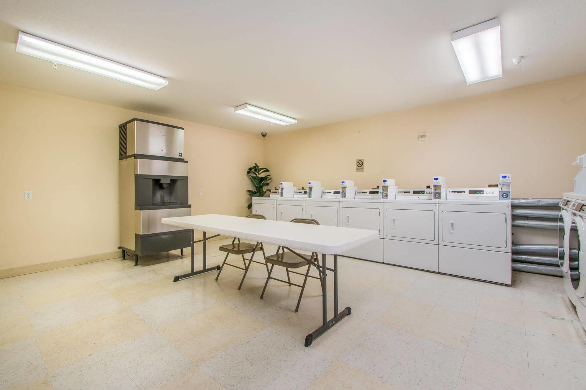 Intown Suites Extended Stay Greensboro Nc - Airport Екстериор снимка